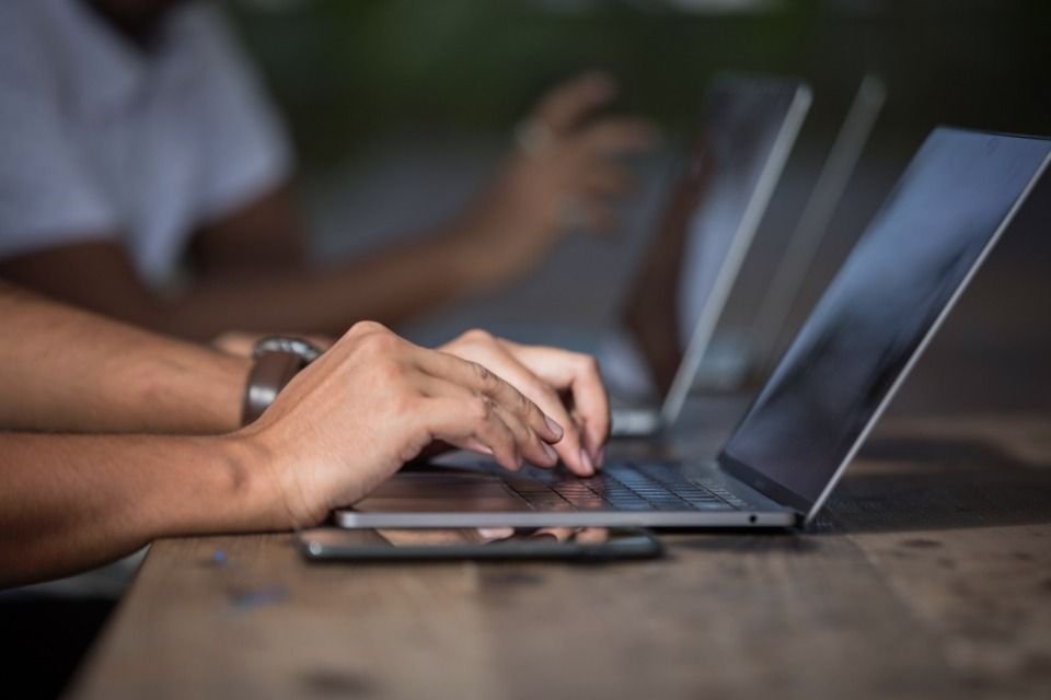 شخص يعمل على حاسوبه المحمول عبر أحد مواقع الربح من الانترنت باللغة العربية