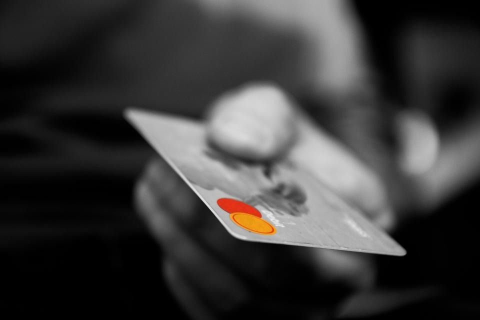بطاقة دفع بجانب حاسوب، لاستقبال مدفوعات العمل الحر في حساب بنكي منفصل