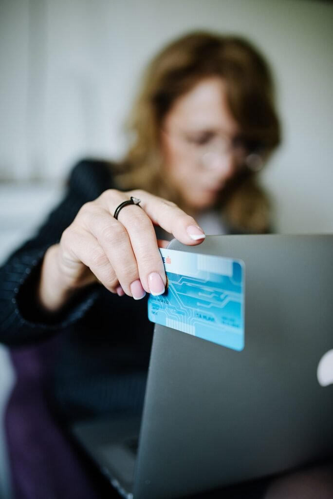 شراء منتج رقمي عبر الإنترنت بالبطاقة البنكية